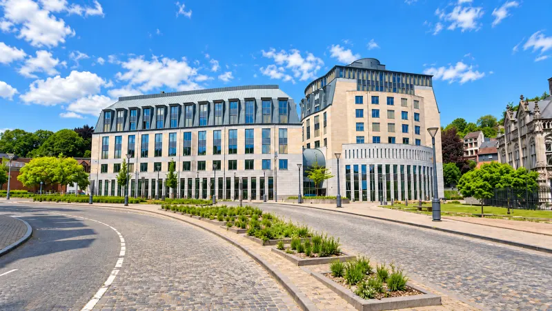 Place pavée devant l'annexe du palais de justice de Liège